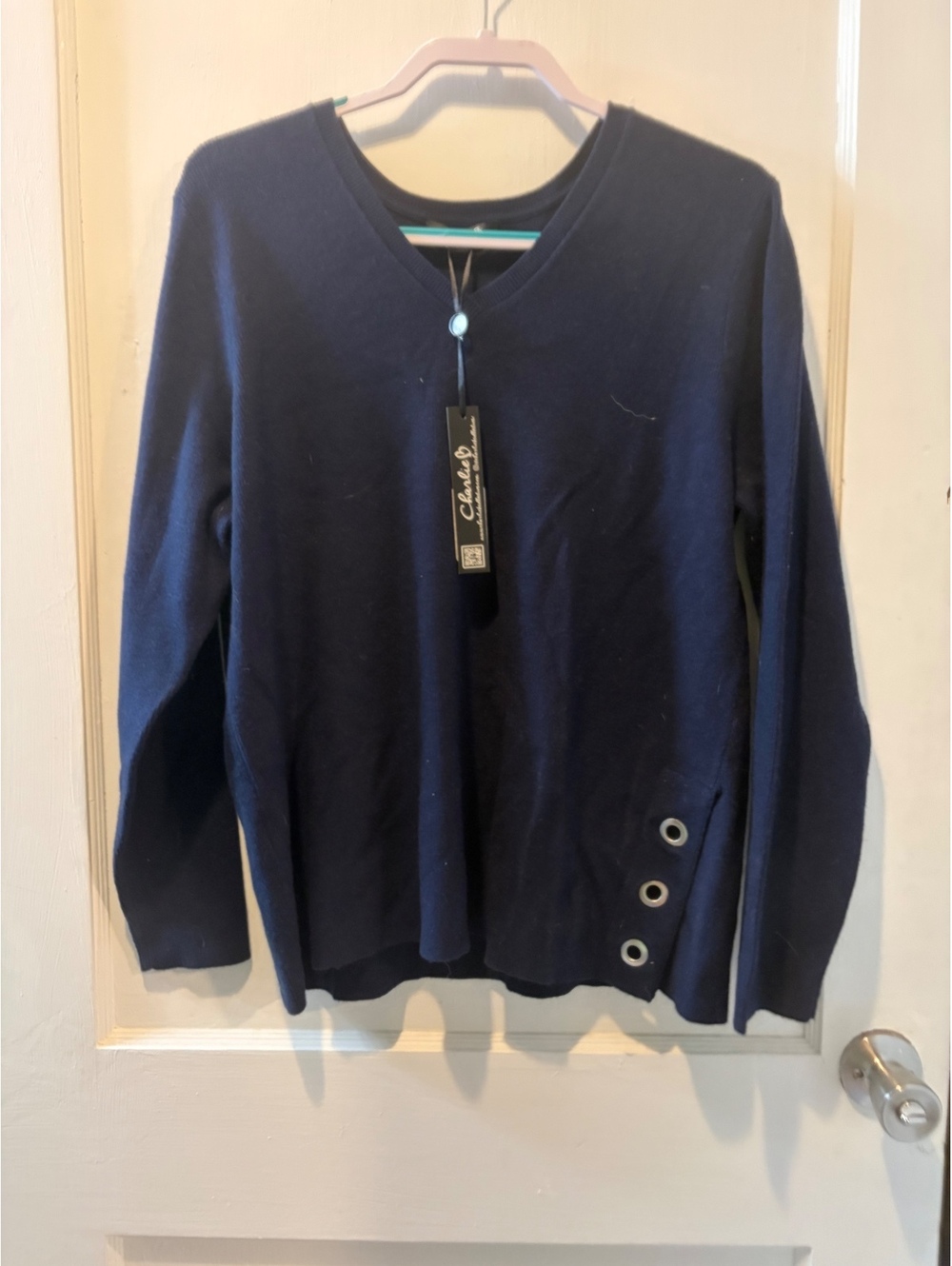 Charlie navy V-neck sweater with grommet hem
